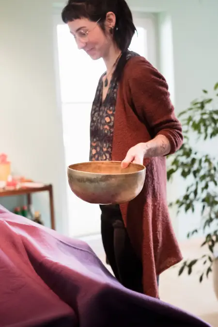 Platzieren einer Klangschale bei der Heilpraktikerin Alischa-Maria Scheid