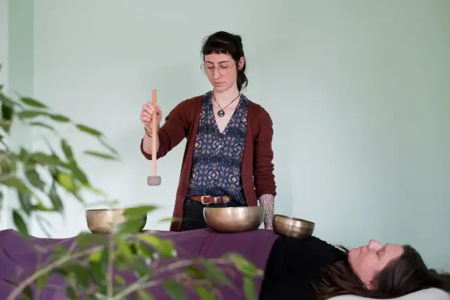 Detailaufnahme Klangschale bei Naturheilbehandlung in Fischen, Naturheilpraxis von Alischa-Maria Scheid
