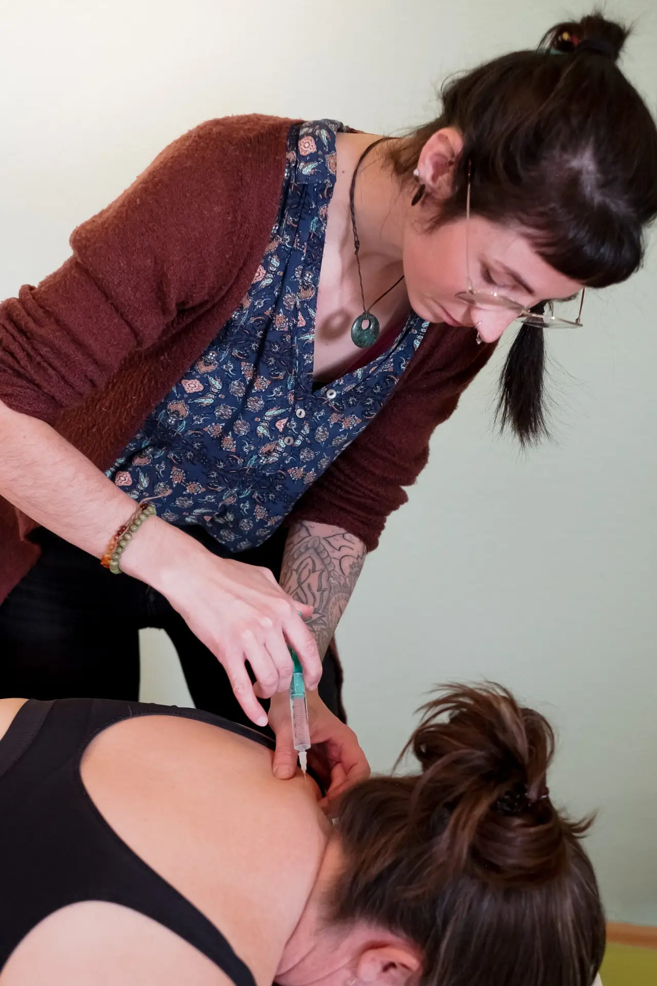 Neuraltherapie bei Rückenbeschwerden in der Naturheilpraxis von Alischa Scheid.“